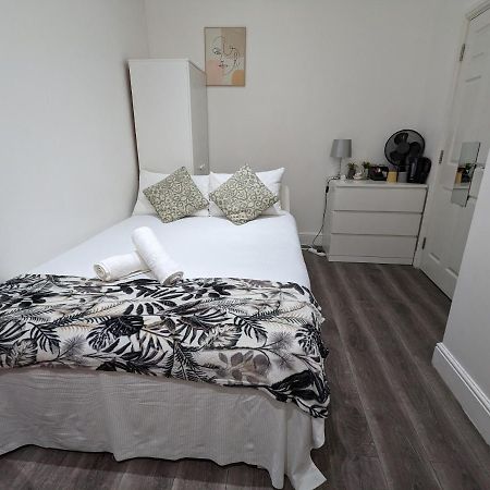 Mile End- Prime Location 호텔 런던 외부 사진